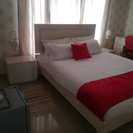 Lee Bed & Breakfast Francistown Ngoại thất bức ảnh