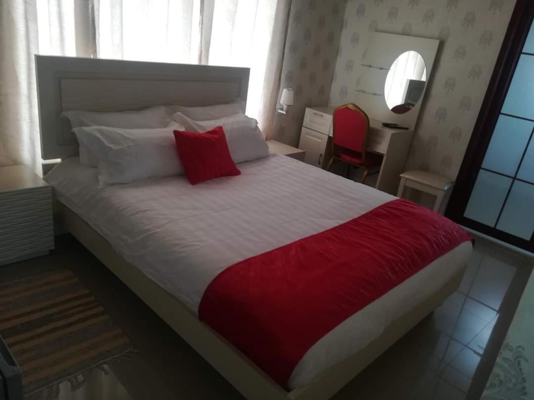 Lee Bed & Breakfast Francistown Ngoại thất bức ảnh