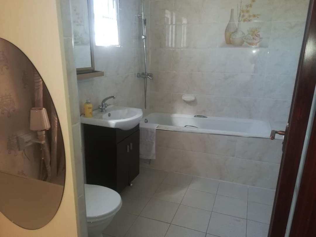 Lee Bed & Breakfast Francistown Ngoại thất bức ảnh