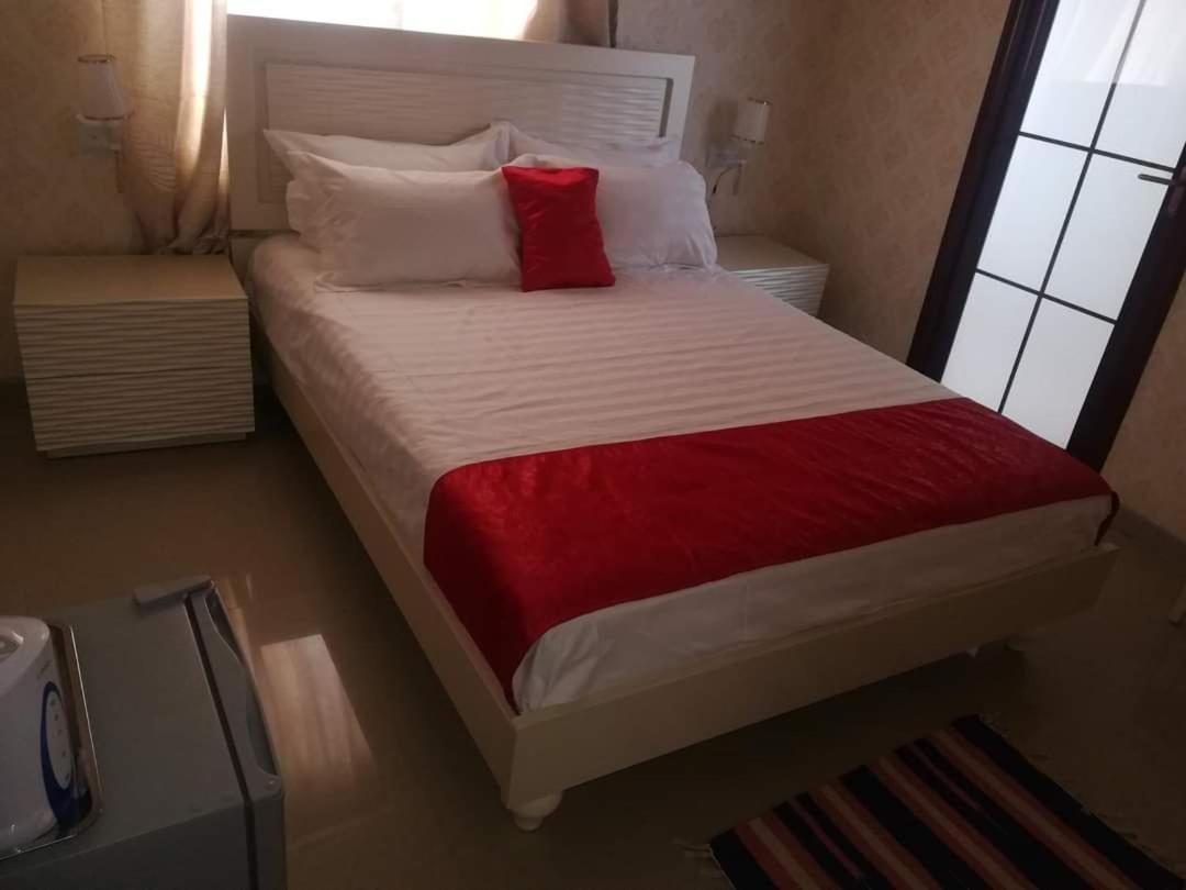 Lee Bed & Breakfast Francistown Ngoại thất bức ảnh