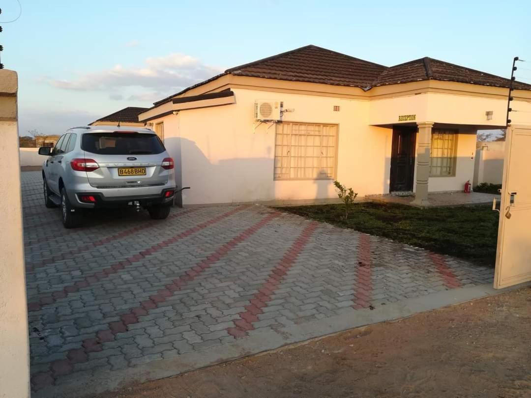 Lee Bed & Breakfast Francistown Ngoại thất bức ảnh